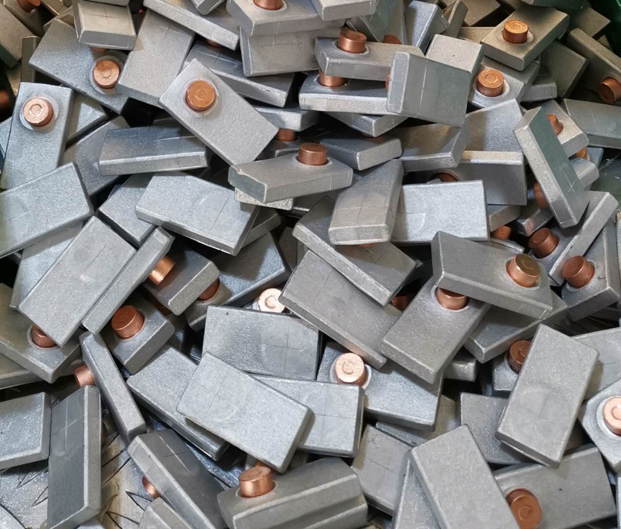 銅鋁復(fù)合極柱摩擦焊機加工 