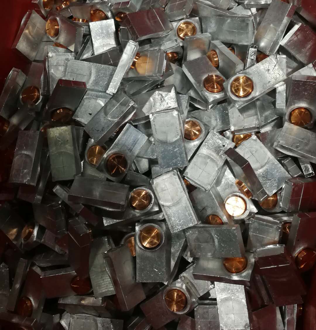 銅鋁復(fù)合極柱摩擦焊機(jī)加工 